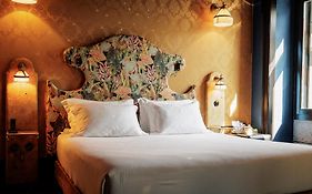 Pensao Amor Madam'S Lodge